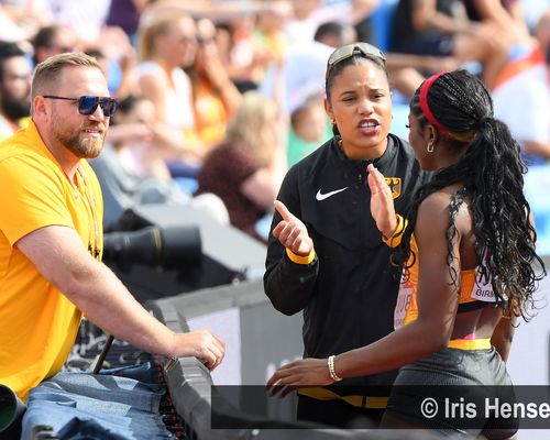 Trainer Arthur Hoppe u.a. mit Olympiasiegerin Yemisi Mabry (MTG Mannheim) bei der EM 2026 in Birmingham.