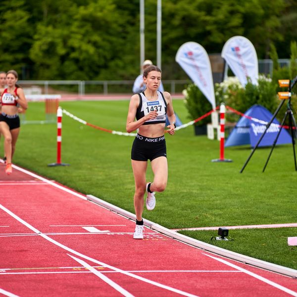 Bianca Böhnke (VfL Waiblingen) auf dem Weg zum Baden-Württembergischen Meistertitel über die 800 Meter der U18 (© Roman Böhnke).