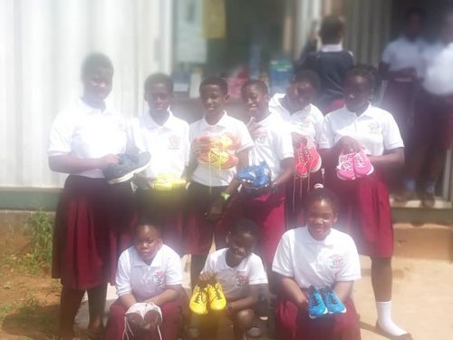 500 Paar Sportschuhe für Kinder in Ghana
