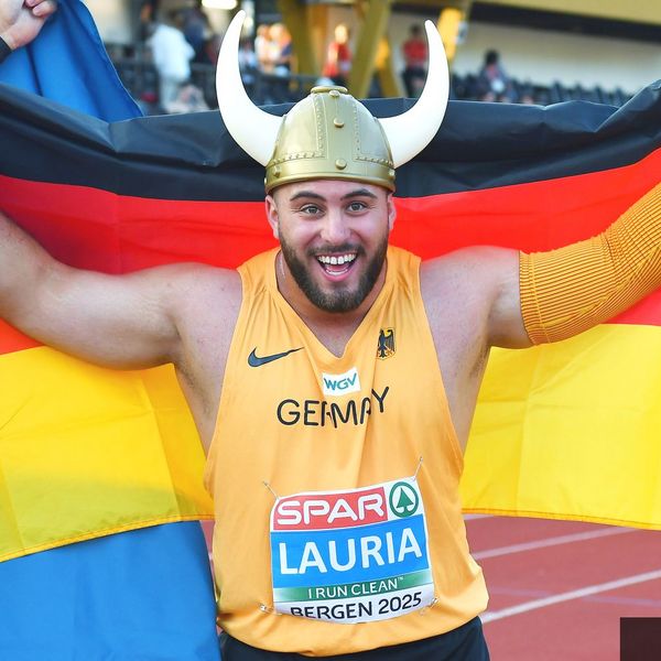 Tizian Lauria (VfL Sindelfingen) setzt sich die "Krone" auf